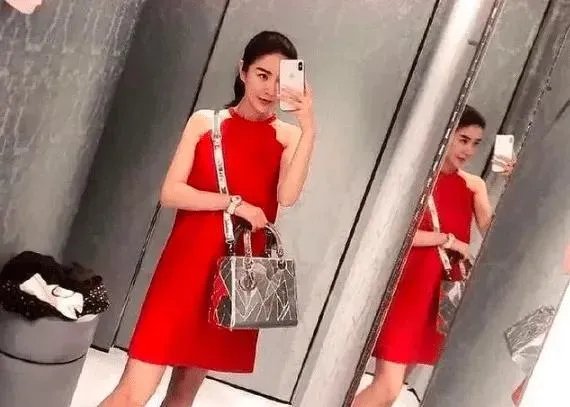 玛莎拉蒂撞宝马案件女司机被判无期，她最多可以减刑到多少年？