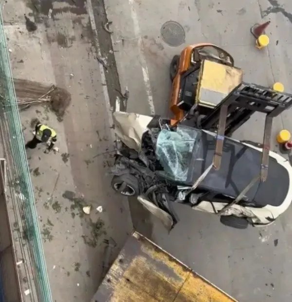 特斯拉失控狂奔，连撞多车致2死3伤！造成此事故的原因是什么？