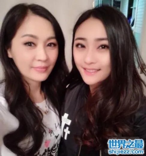 中国好声音陈冰妈妈抢镜,年轻得太逆天(疑似姐妹花)