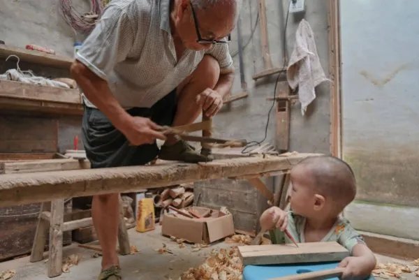 木工爷爷给孙子制作国庆礼炮,这位爷爷还给孙子做过什么?