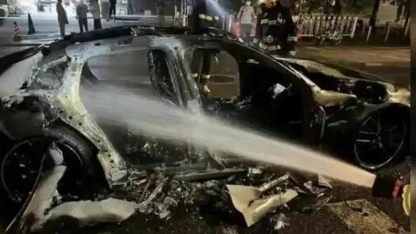 警方回应保时捷起火门打不开:情况属实!谁该为车主的死负责?