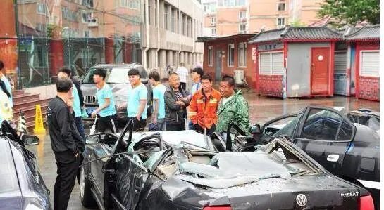 挖掘机爆砸宝马问题，你怎么看？