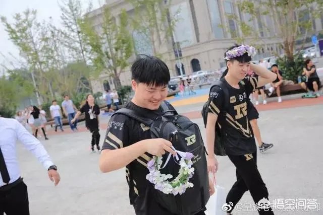 RNG战胜JDG,现场观众举牌“狗粉NMSL”,你怎么看?