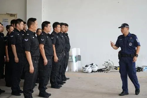 深圳地铁一安全员闻女乘客头发，官方如何回应的？