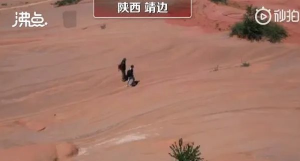 带外国人踩踏丹霞地貌网红道歉:不是炫耀是想安利一下