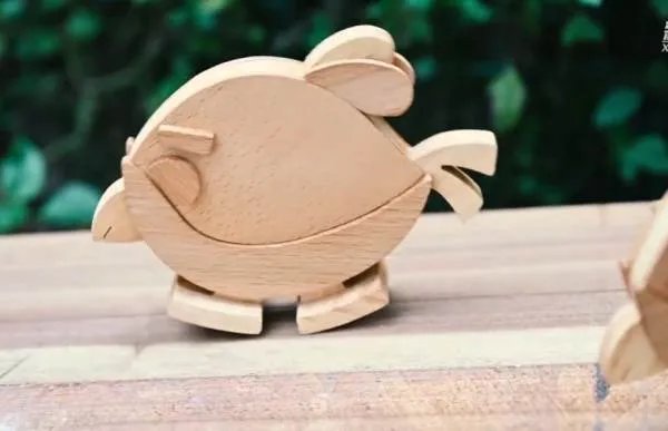 木工爷爷给孙子制作国庆礼炮,这位爷爷还给孙子做过什么?