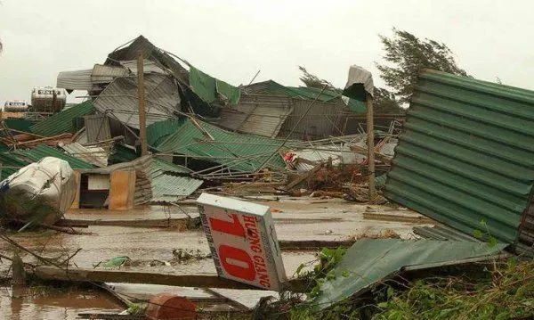 台风掀12米狂浪