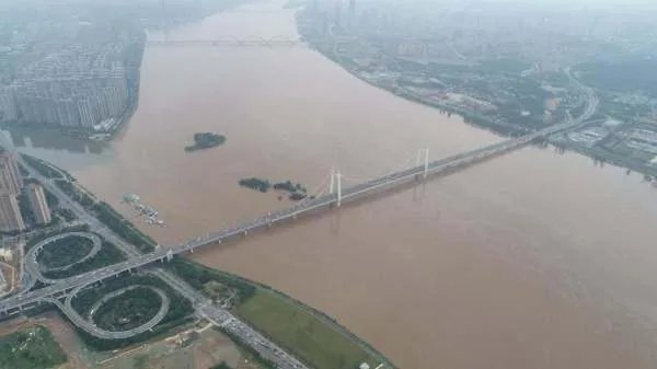 湘江浏阳河变“鸳鸯锅”,这是什么原理?