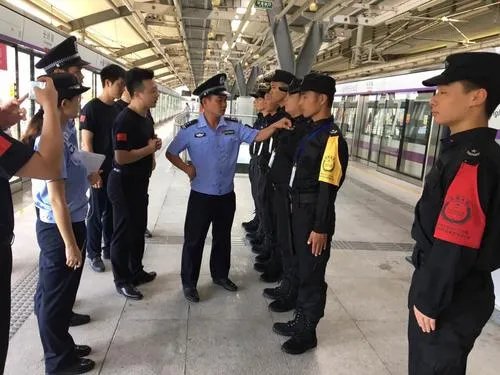 深圳地铁一安全员闻女乘客头发，官方如何回应的？
