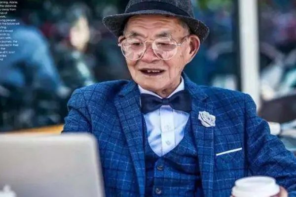 参加外孙女婚礼姥爷用老人机打灯,为何网友纷纷被感动?