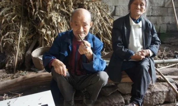 四川夫妻住岩洞生活约60年,在岩洞生活有何利弊?