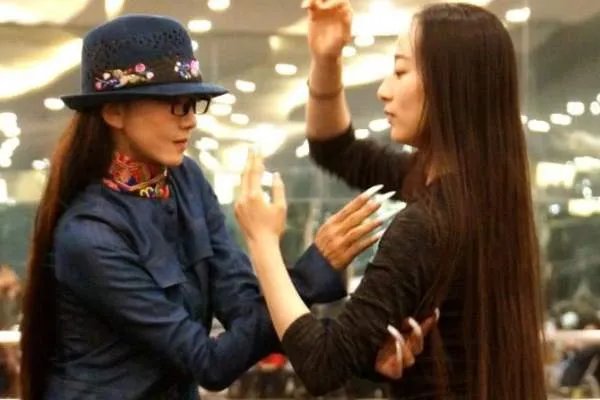 杨丽萍徒弟水月与爱人出游，你觉得爱情对你来说意味着什么?