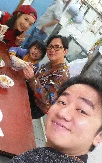 王祖蓝晒家人合影图片 和妈妈简直一模一样