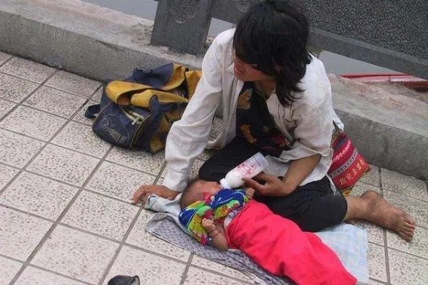 夫妻吵架丈夫欲将孩子扔下桥，最后状况怎么样？