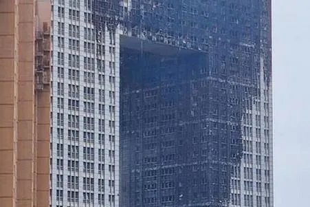 大连地标失火留黑色伤疤,给住户造成的损失该怎么办?