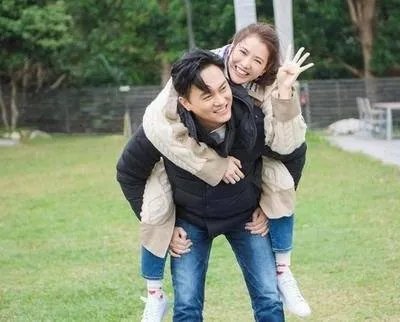 袁咏仪晒全家福,照片中她儿子长什么样,有继承父母的高颜值吗?