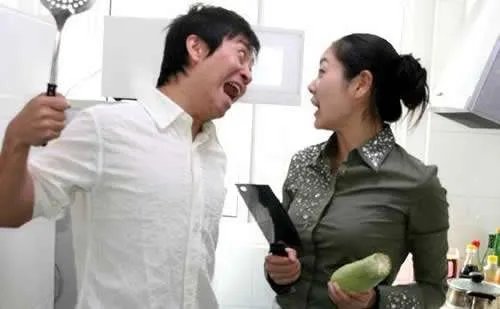 网曝夫妻俩吵架将钞票丢进河里,你跟别人吵架时都做过什么离谱的事?