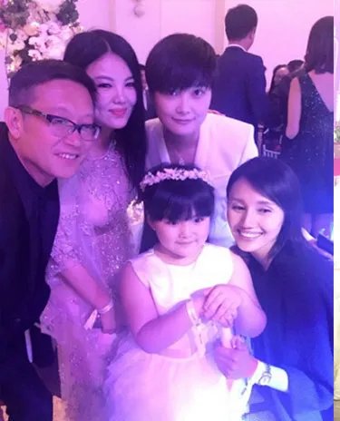 李宇春现身婚礼 春哥优雅起来女人味十足