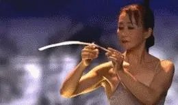 亚洲女平衡大师简介(搞笑趣图:蛇精转世!舌头舔鼻尖)