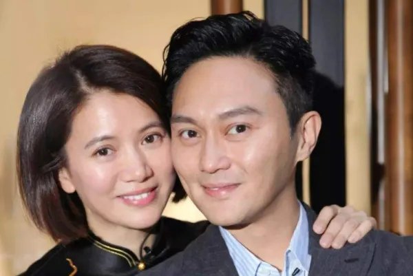 袁咏仪晒全家福,照片中她儿子长什么样,有继承父母的高颜值吗?
