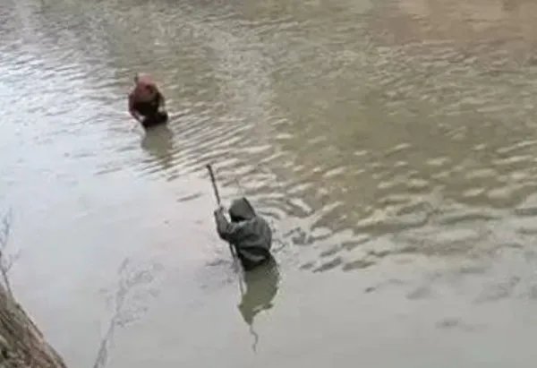 网曝夫妻俩吵架将钞票丢进河里,你跟别人吵架时都做过什么离谱的事?