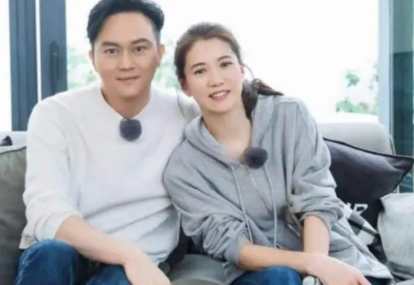 袁咏仪晒全家福,照片中她儿子长什么样,有继承父母的高颜值吗?