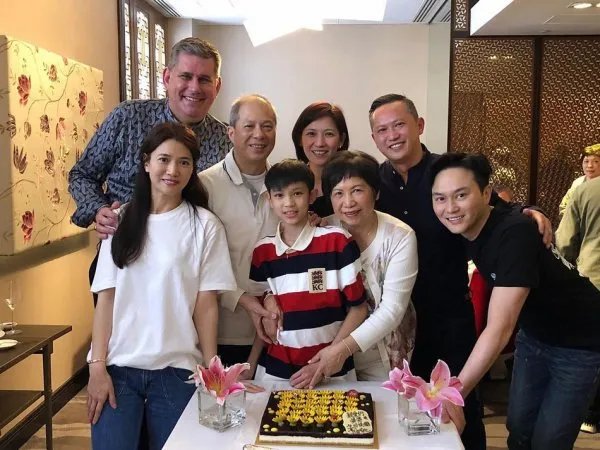 袁咏仪晒全家福,照片中她儿子长什么样,有继承父母的高颜值吗?