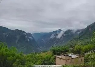 下联：千田连土土连田，如何对上联和横批？