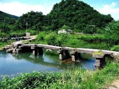 下联：千田连土土连田，如何对上联和横批？