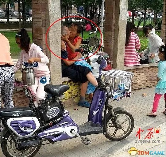 七旬老汉与中年女子街头激吻 身旁孩童熟视无睹