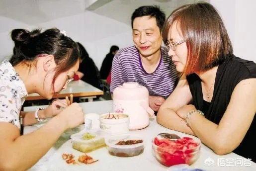 学校的饭菜不太好吃,校长又不让学生带饭进校,怎么办?