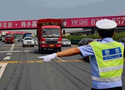 河北一男子无证驾驶被查自称是外星人,这名男子是在推卸责任吗?
