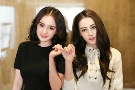 杨幂迪丽热巴什么关系？