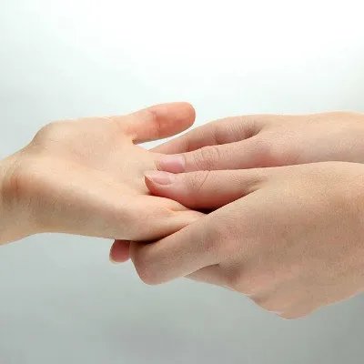 手指甲上有小坑是什么问题?