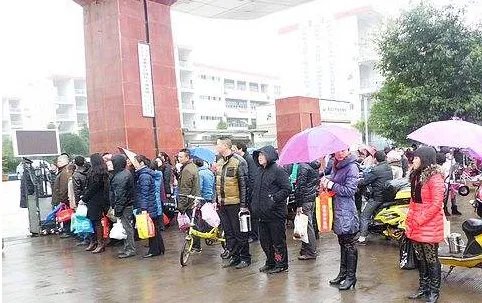 开学第一天合肥一小学门口发生车祸学生安全如何保障?