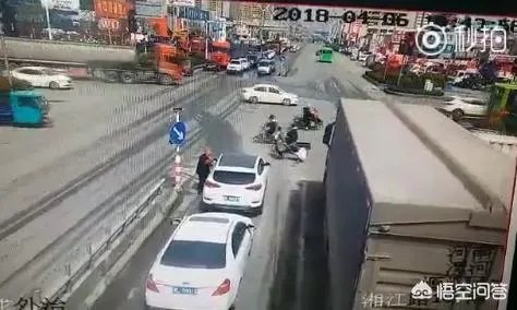 漯河老汉路口乞讨被撞,被指常年拦车,你怎么看?