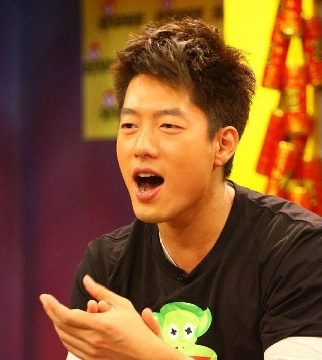 如何看待演员凌潇肃开通微博这一事件?