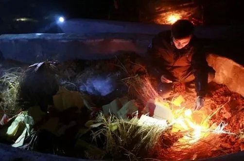 这个村子人死后棺材路边停放7年(组图)