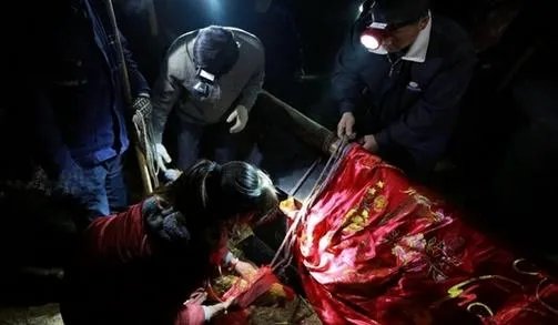 这个村子人死后棺材路边停放7年(组图)