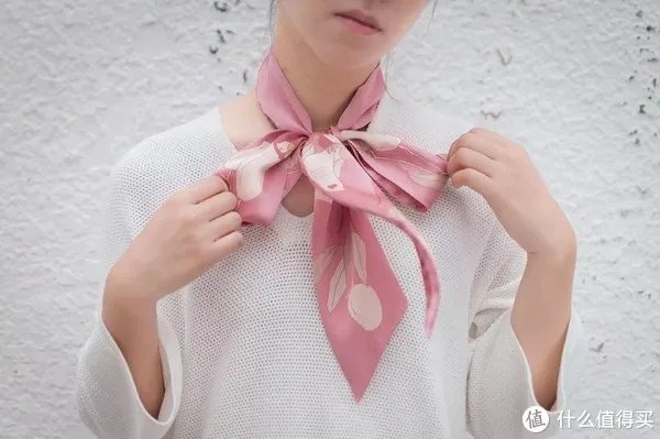 技多不压身!小丝巾的5种经典系法!是时候为女友学起来了!建议收藏!