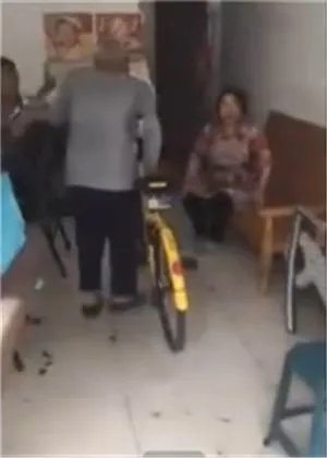 老人强占共享单车是怎么回事?