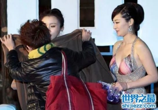 孙菲菲踩裙门图片,当众露出乳贴(大胸都是假的)