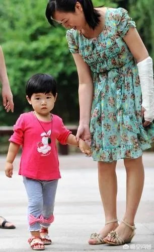妇女徒手接住三岁坠楼女孩，自己被砸晕，你怎么看？