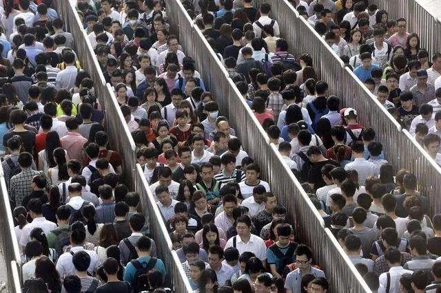 男子早高峰乘坐北京地铁被挤残地铁被判赔26万是怎么回事?