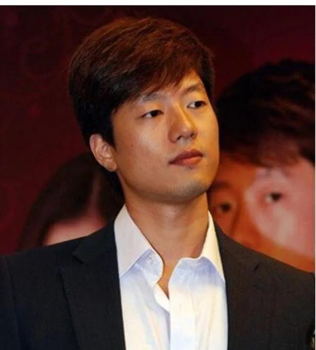 如何看待演员凌潇肃开通微博这一事件?