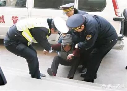 漯河老汉路口乞讨被撞,被指常年拦车,你怎么看?