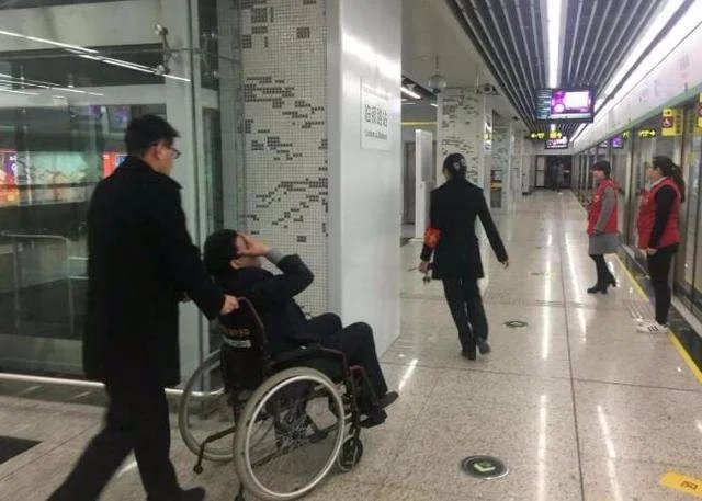 男子早高峰乘坐北京地铁被挤残地铁被判赔26万是怎么回事?