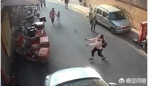 妇女徒手接住三岁坠楼女孩，自己被砸晕，你怎么看？