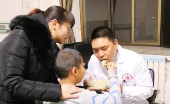 河北一男童除夕夜为坚守岗位父亲送饺子是怎么回事?