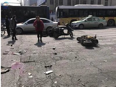 面包车撞电动车群是怎么回事?